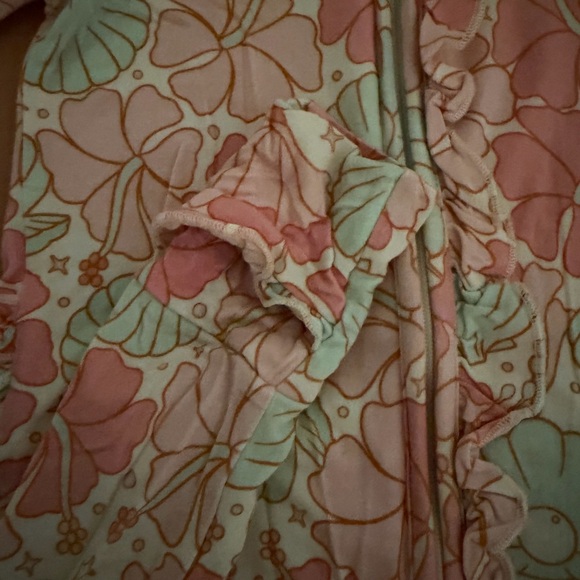 Gigi & Max Arielle Shells Ruffle Zip - Picture 4 of 5